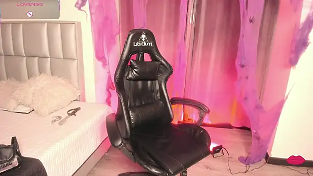 Aurora Hotson online show from October 10, 2025, 1:06 am