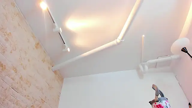 mia roldan  online show from December 17, 2025, 1:38 pm