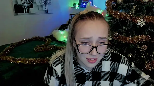 Snapshot of LinaTruly chatting on December 23, 2024, 11:06 pm LinaTruly online show from December 23, 2024, 11:06 pm