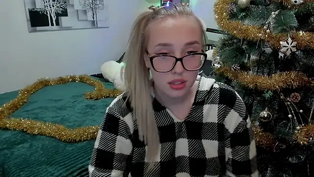 Snapshot of LinaTruly chatting on December 23, 2024, 8:03 pm LinaTruly online show from December 23, 2024, 8:03 pm