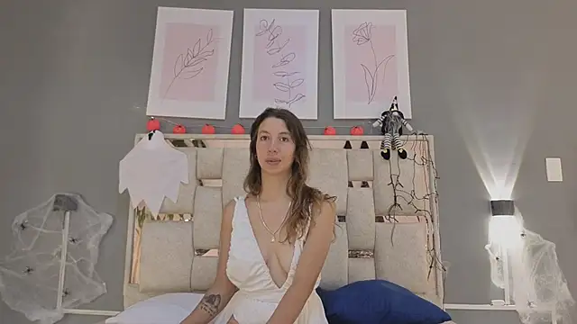 jolie lov online show from October 29, 2025, 1:21 pm