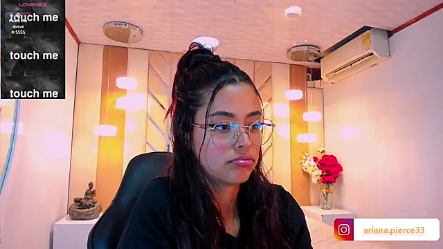 Snapshot of Ariana_Pierce chatting on March 6, 2025, 5:35 am Ariana Pierce online show from March 6, 2025, 5:35 am
