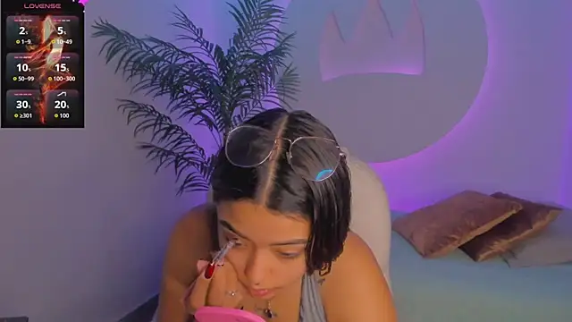 Ariana Pierce online show from November 25, 2025, 12:38 pm