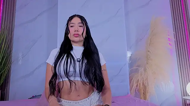 Chlooee   online show from April 14, 2026, 2:16 am