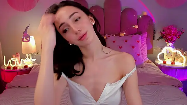 Snapshot of ElsaYoung chatting on February 8, 2026, 8:28 pm ElsaYoung online show from February 8, 2026, 8:28 pm