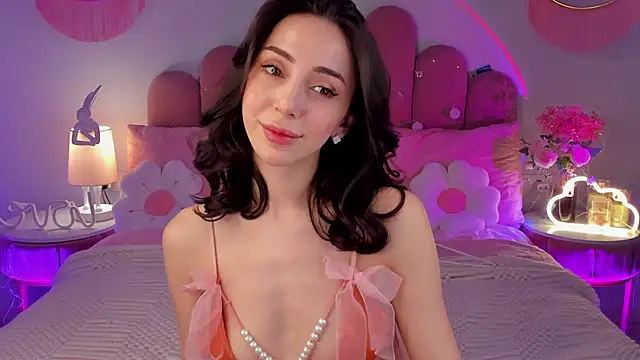 Snapshot of ElsaYoung chatting on February 4, 2026, 8:26 pm ElsaYoung online show from February 4, 2026, 8:26 pm