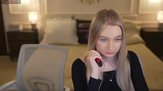 Ewa Pearl online show from December 1, 2025, 8:10 pm