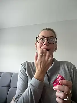 Englishhotwife4u online show from December 14, 2024, 10:56 am