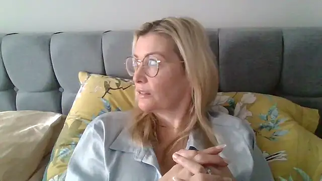 Englishhotwife4u online show from January 8, 2025, 10:48 am