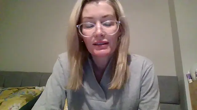 Englishhotwife4u online show from December 28, 2024, 9:09 am