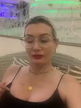 Englishhotwife4u online show from January 1, 2025, 6:16 pm