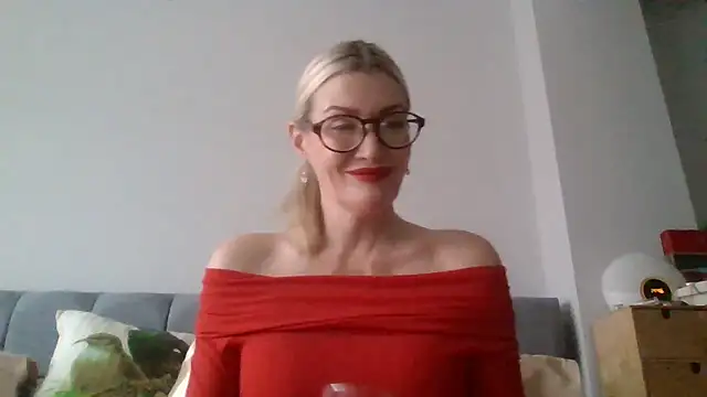 Englishhotwife4u online show from December 23, 2024, 2:50 pm