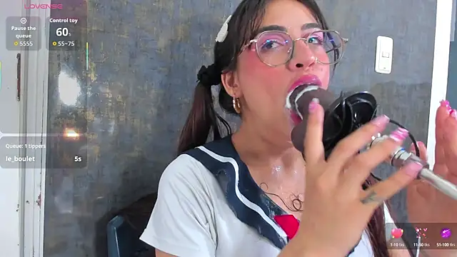 violett collins  online show from October 16, 2025, 8:28 pm