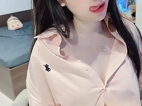 Eva-Public online show from November 3, 2025, 7:28 pm