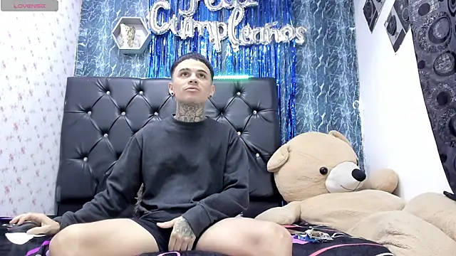 exotic hot couple online show from February 1, 2026, 10:41 pm