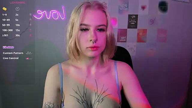 Snapshot of tender_kiitty chatting on December 22, 2024, 7:33 am tender kiitty online show from December 22, 2024, 7:33 am