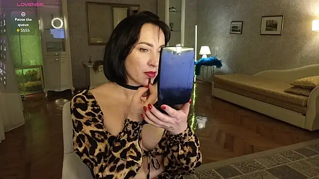 Snapshot of AnneHaddaway chatting on November 18, 2025, 7:17 pm AnneHaddaway online show from November 18, 2025, 7:17 pm