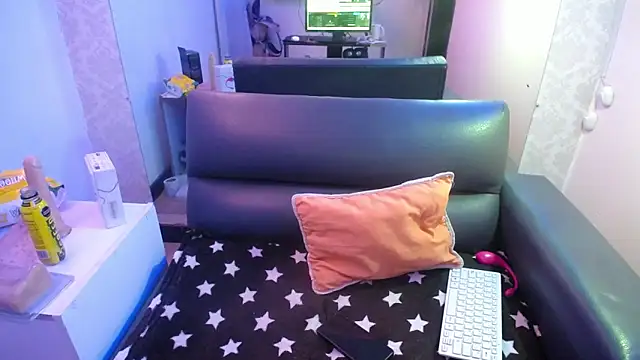 mia collens online show from February 15, 2026, 8:57 am