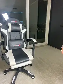 AlejandritaMilano online show from April 28, 2026, 11:42 pm