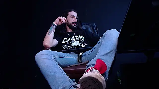 Snapshot of AxelColton chatting on November 16, 2025, 11:04 am AxelColton online show from November 16, 2025, 11:04 am