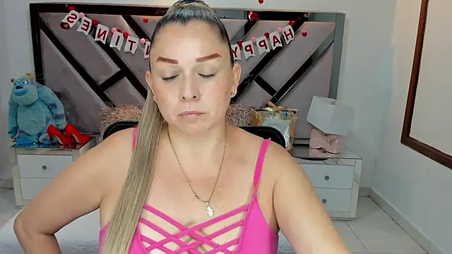 natalia5560 online show from September 23, 2025, 12:01 pm