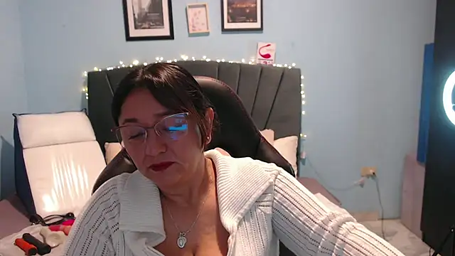 Snapshot of AngelRouss chatting on March 1, 2025, 11:06 am AngelRouss online show from March 1, 2025, 11:06 am