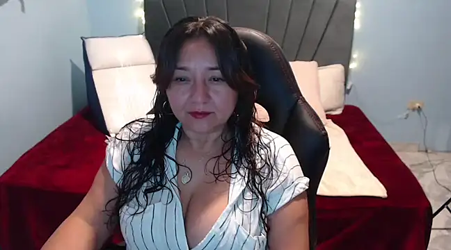 Snapshot of AngelRouss chatting on February 14, 2025, 1:18 pm AngelRouss online show from February 14, 2025, 1:18 pm