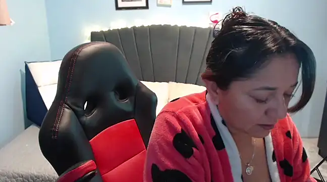 Snapshot of AngelRouss chatting on February 6, 2025, 9:32 am AngelRouss online show from February 6, 2025, 9:32 am