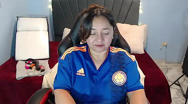 Snapshot of AngelRouss chatting on February 12, 2025, 2:21 pm AngelRouss online show from February 12, 2025, 2:21 pm