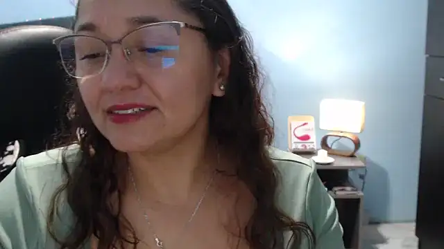 Snapshot of AngelRouss chatting on March 6, 2025, 12:32 am AngelRouss online show from March 6, 2025, 12:32 am