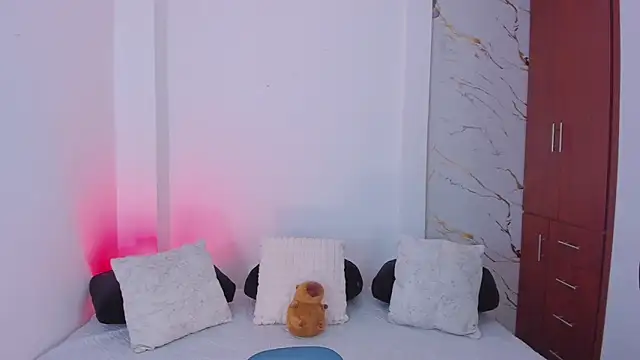 martina roldam online show from April 4, 2026, 2:51 am