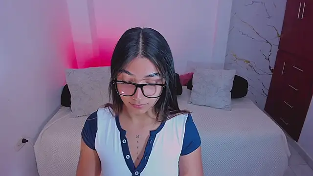 martina roldam online show from April 14, 2026, 1:21 am