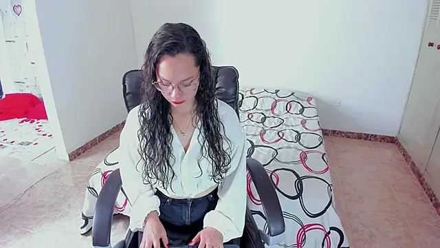 emmaTorres1 online show from February 7, 2025, 1:32 pm