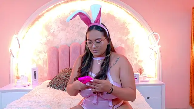 MiaLaurents online show from November 19, 2025, 4:45 am