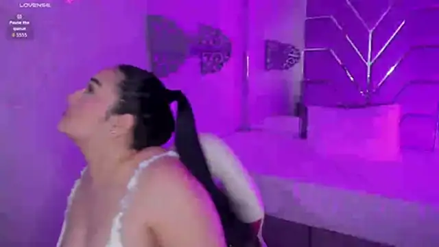 stefany duque1  online show from February 4, 2026, 3:23 am