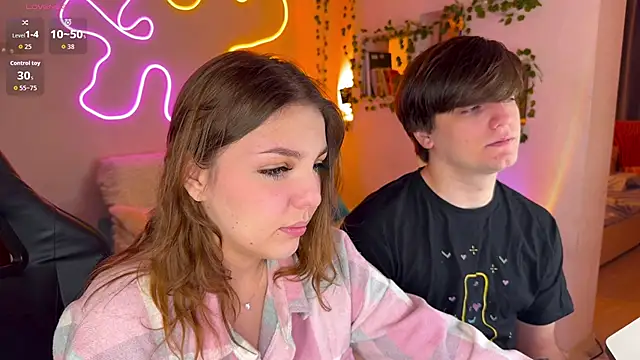 RobertAndLinela online show from November 11, 2025, 3:18 pm