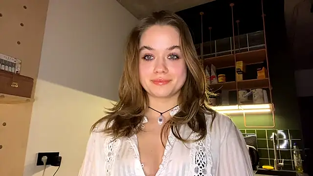 Snapshot of RoxyStar17 chatting on February 4, 2025, 8:38 pm RoxyStar17 online show from February 4, 2025, 8:38 pm