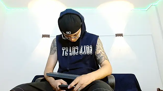 Snapshot of Br4ndxpimm chatting on October 27, 2025, 4:30 pm Br4ndxpimm online show from October 27, 2025, 4:30 pm