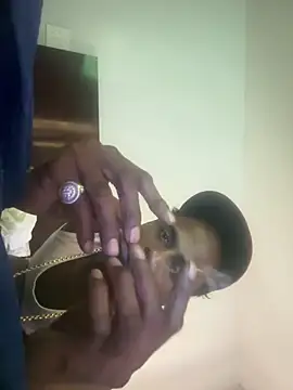 cinnabunzbunz86 online show from February 18, 2025, 7:19 pm