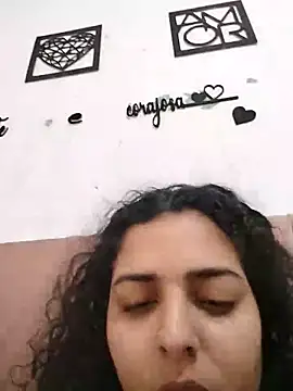 gatinhahot online show from January 10, 2025, 12:04 pm