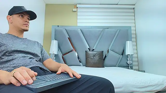 DAVID VICTORIAA online show from April 15, 2026, 12:53 pm