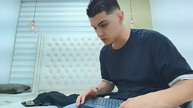 DAVID VICTORIAA online show from December 18, 2025, 12:53 pm