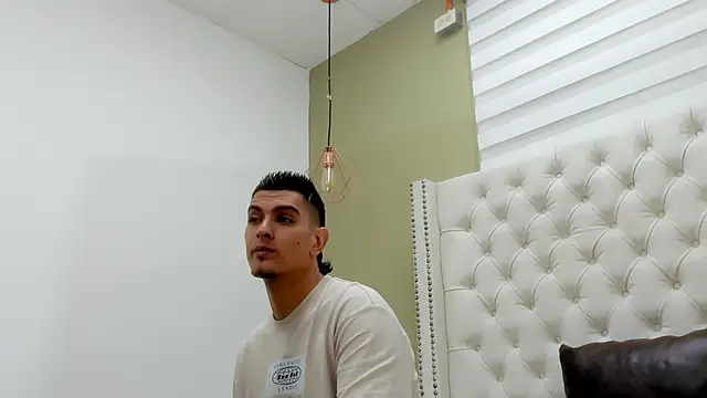 DAVID VICTORIAA online show from October 14, 2025, 1:01 pm