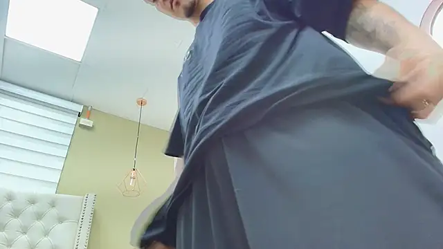 DAVID VICTORIAA online show from December 20, 2025, 1:14 pm