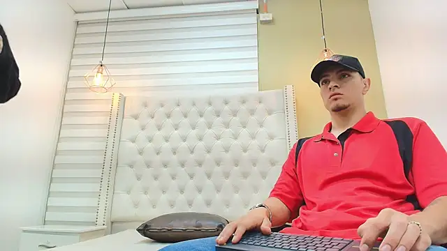 DAVID VICTORIAA online show from December 16, 2025, 1:04 pm