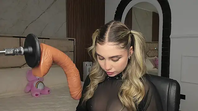 EmiilyHendriixx online show from February 25, 2025, 7:38 pm