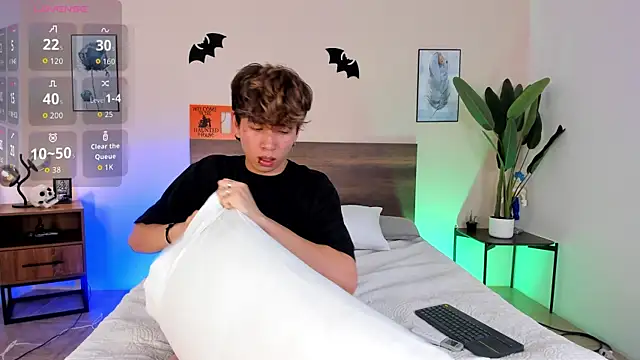 Snapshot of Brian-Ausslos chatting on October 19, 2025, 7:33 am Brian-Ausslos online show from October 19, 2025, 7:33 am