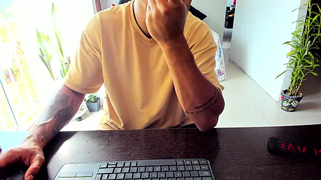 Adam Valenciia online show from November 9, 2025, 8:02 pm