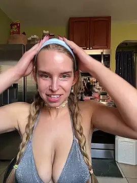 thigh hi online show from November 5, 2025, 4:54 pm