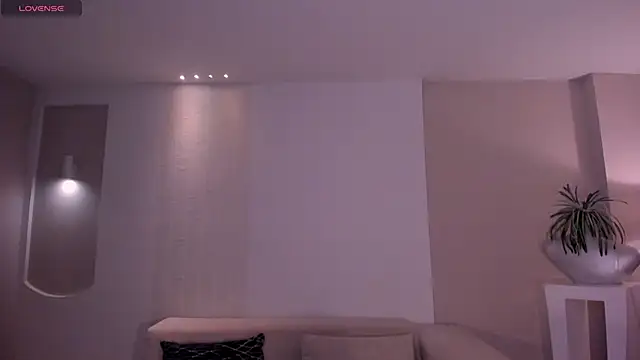 NiaSalvatore online show from December 22, 2025, 8:42 pm